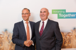 Werner Baumann (links), Vorsitzender des Vorstands der Bayer AG, und Hugh Grant, Chairman und Chief Executive Officer von Monsanto (Foto: Bayer)